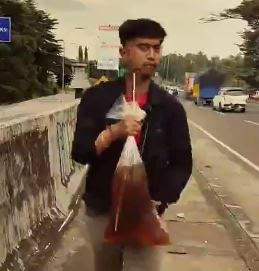 Trend Es Teh Plastikan Di Youtube Ini Bikin Ngakak